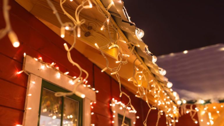 Refugee2Living's tweet photo. Make Your Outdoor Christmas Lights Shine Bright https://t.co/XNWGRICVWK https://t.co/ZzVwwQNiev
