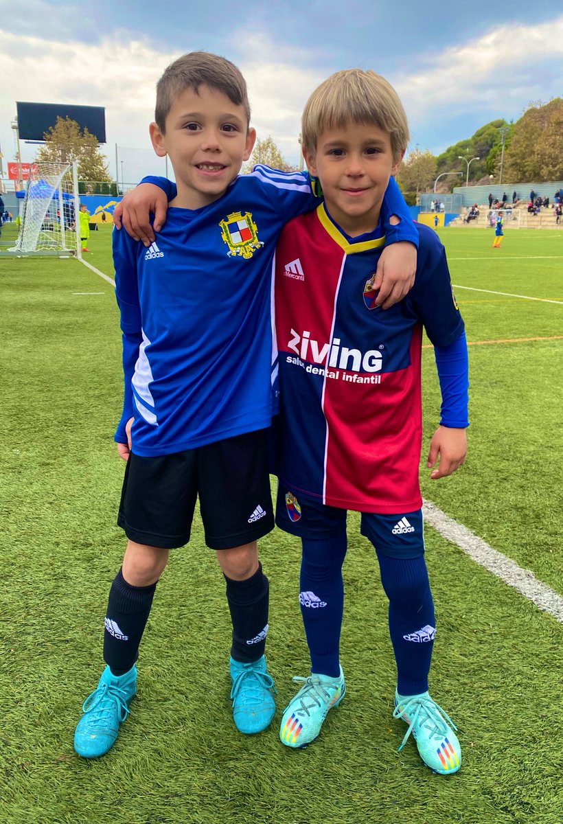 erik_be's tweet photo. Dia diferent… torneig de Nadal a #Sistrells. Gaudint del futbol i dels amics!!! ⚽️🤟🏽😍  #CESantGabriel #prebes https://t.co/wLcQdaQI8p