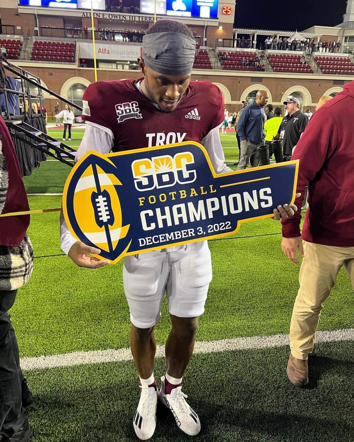 kwselfmade's tweet photo. So proud of my boy. Through it all he stuck it out no transfer portal and through big adversity coaching changes!!!!! But he still that Guy!! Love you Son! You have many accolades behind your name Chin Up Momma And family so very proud of you @_zionwilliams #13 https://t.co/SqmsTc1HdU
