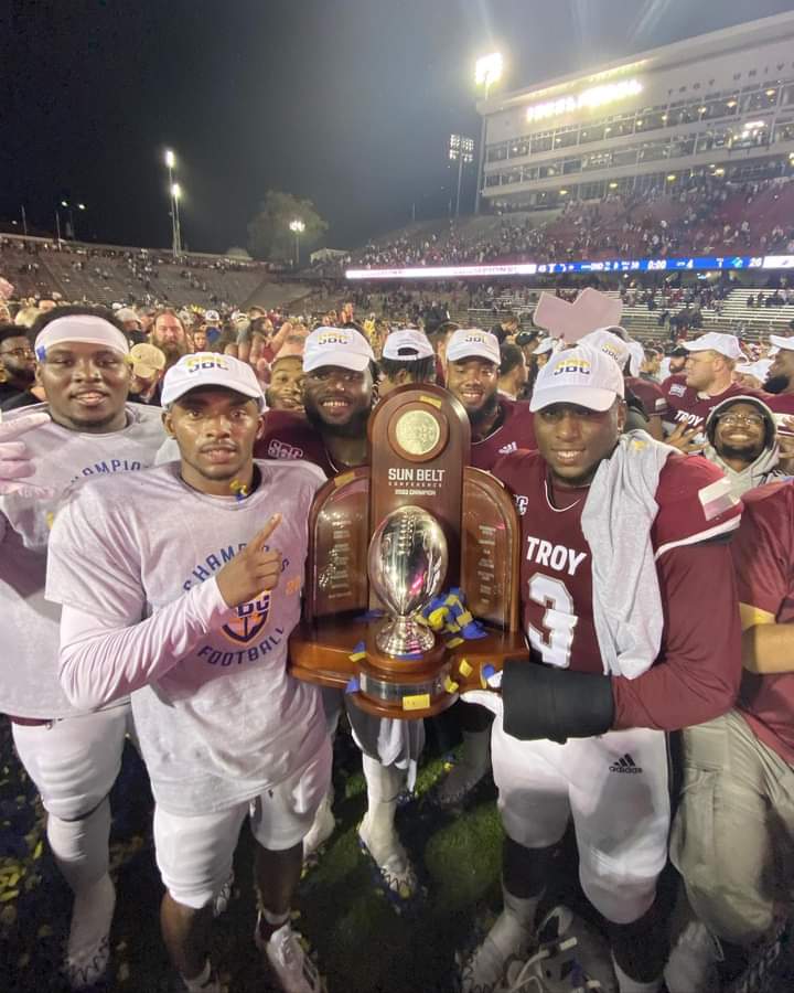 kwselfmade's tweet photo. So proud of my boy. Through it all he stuck it out no transfer portal and through big adversity coaching changes!!!!! But he still that Guy!! Love you Son! You have many accolades behind your name Chin Up Momma And family so very proud of you @_zionwilliams #13 https://t.co/SqmsTc1HdU