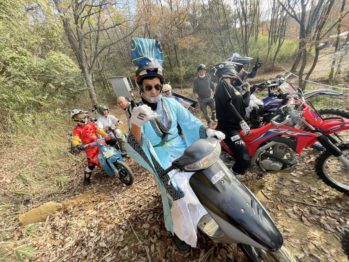 18000円払ってパリピ孔明の服を買ったのに自分のCRF125Fに跨れないのが