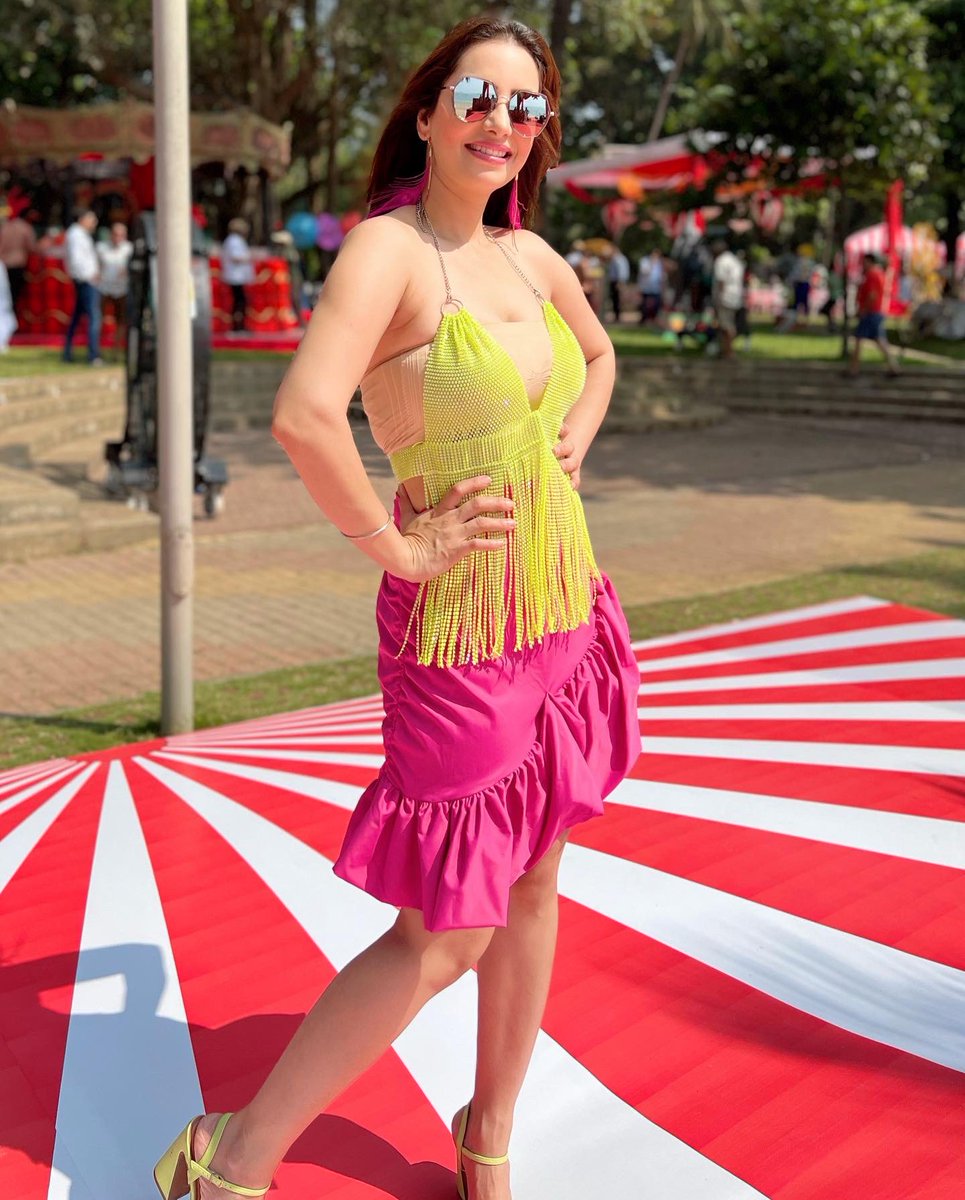 AnchorPiya's tweet photo. Yesterday Afternoon … Goa Day 2 Show #carnivaltheme #anchorpiyasharma @rcevents_india #goabeach #goafun #workmode #seasontime #neoncolors #outfit @kapdabymanioberoi https://t.co/xDdNMO2qT6