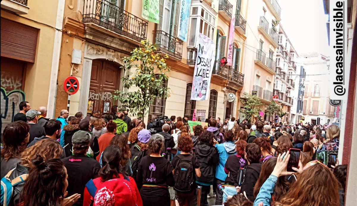 LaCasaInvisible's tweet photo. AYER LA INVI SALIÓ A LA CALLE 
Nos convocamos a las puertas de La Invisible para recordar una vez más que el desalojo definitivo del centro histórico, con La Invisible como último espacio real de resistencia al envite neoliberal de Paco de la Torre, no puede llegar a ser. https://t.co/TjPEykXQJz