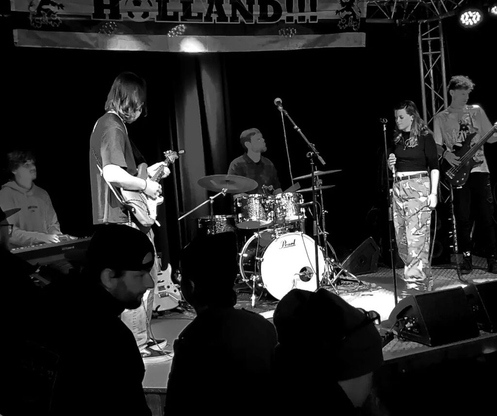 Laatste #monkeyjam van 2022 in <a href="/dehip/">iwearhatsornot</a>. 
.
.
.
@colored_monkeys #deventer instagr.am/p/Clv-duCN2tj/