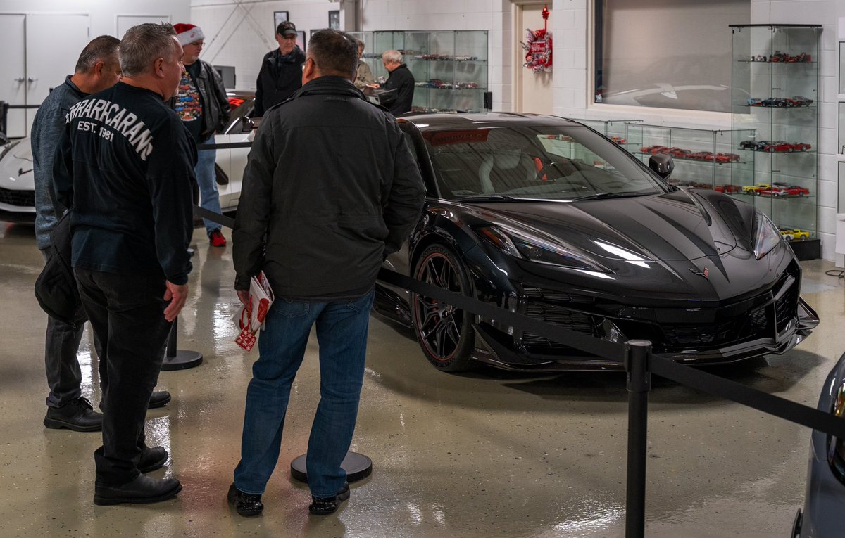 LingenfelterRG's tweet photo. Amazing picture from @mark928s of the New Z06 Corvette getting a lot of attention yesterday at our open house @KenLingenfelter 🔥🔥🔥 https://t.co/Fq4cfpwWoR