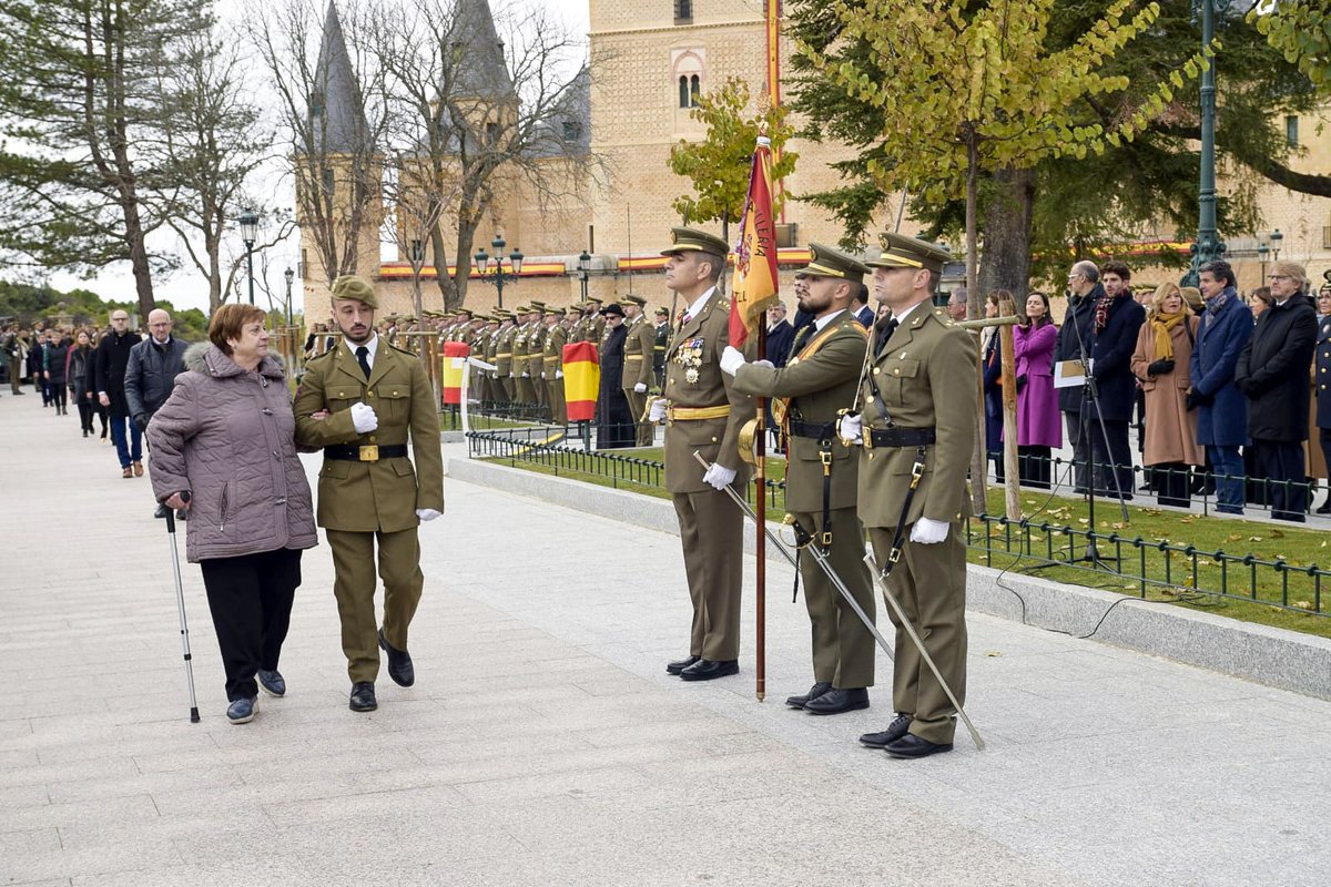 Hoy para conmemorar Santa Bárbara Patrona del Arma de #Artillería, la Academia de Artillería junto al  Ayuntamiento <a href="/segovia_es/">Ayuntamiento de Segovia</a> han organizado una Jura de Bandera para personal civil en #Segovia presidida por el #JEME general Amador Enseñat y Berea. #SomostuEjército 🇪🇸