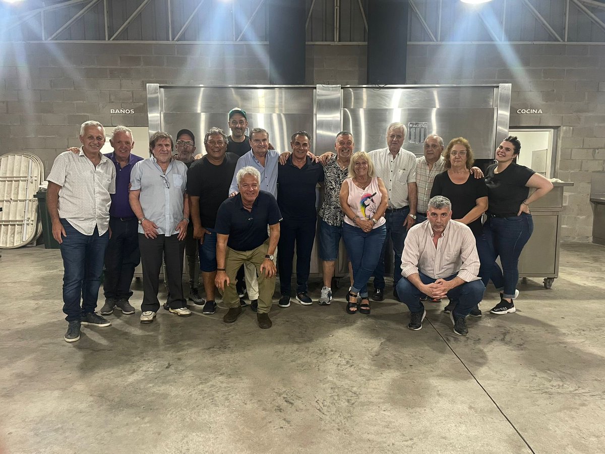 Empezamos a cerrar este 2022 acompañando varias actividades que se han realizado en el club en las últimas semanas

Asado de camaradería y cierre de año del Departamento de Vitalicios con la presencia de Marcelo Scigliano, Vicepresidente Segundo

#SomosEvolución #PorUnRacingMejor