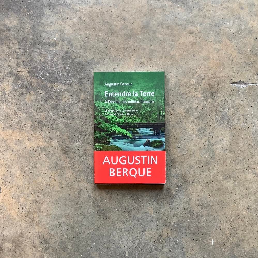ArchipelLib's tweet photo. [ÉCOUTER CELUI QUI ÉCOUTE]

Augustin Berque est une figure discrète. L'œuvre de ce géographe, philosophe, grand orientaliste et traducteur n'en irrigue pas moins la pensée contemporaine. 
Ce livre est une invitation à entrer dans son univers de passeur et infatigable voyageur. https://t.co/U32nz8sMFh