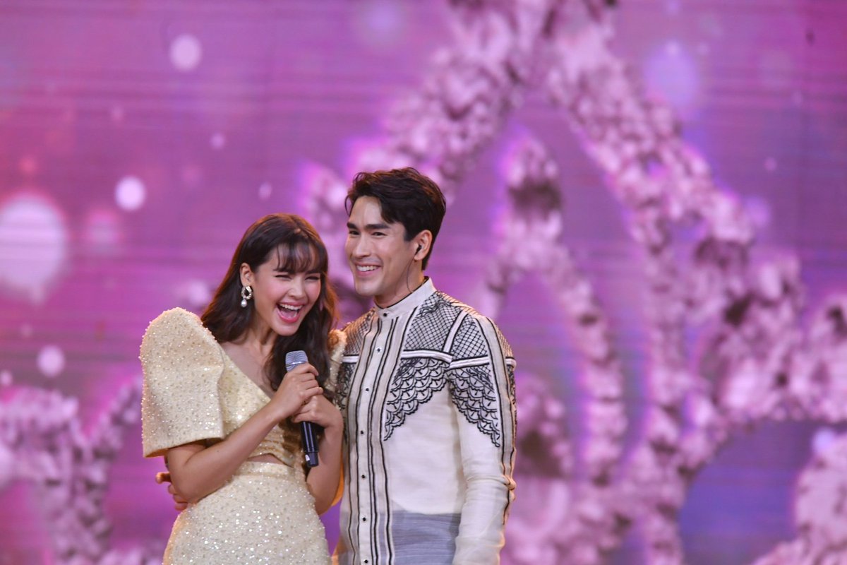 NewFrontierPh's tweet photo. Thank you Nadech and Yaya for sharing your love to everyone who went tonight 💕

Please stay in love and happy! You look so beautiful together 😭💗

#NADECHYAYAinMNL2022
#NADECHYAYAatNFT #NadechKugimiya #YayaUrassaya https://t.co/oKVrJjvd9z