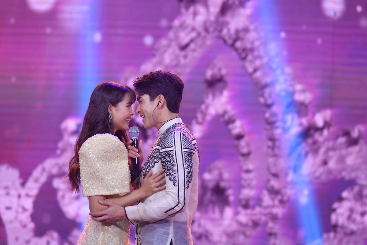 NewFrontierPh's tweet photo. Thank you Nadech and Yaya for sharing your love to everyone who went tonight 💕

Please stay in love and happy! You look so beautiful together 😭💗

#NADECHYAYAinMNL2022
#NADECHYAYAatNFT #NadechKugimiya #YayaUrassaya https://t.co/oKVrJjvd9z