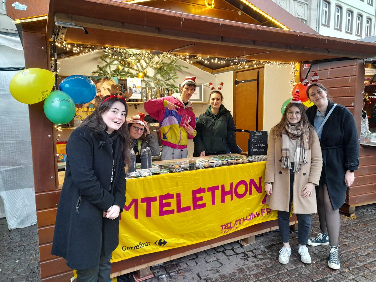 🎄Présent au Marché de Noël de <a href="/strasbourg/">Strasbourg.eu</a> pour soutenir <a href="/Telethon_France/">AFM-Téléthon</a> 

🩺Différentes associations #étudiante se relaient pour lever des fonds. Pour aider la recherche contre les maladies génétiques, rares et lourdement handicapantes.

<a href="/AAEPSditeH2S/">AAEPS dite H2S</a> <a href="/AESES/">AESES</a> <a href="/AFGES/">AFGES, les Étudiant-e-s d'Alsace</a> <a href="/LaMedicale/">La Médicale</a>