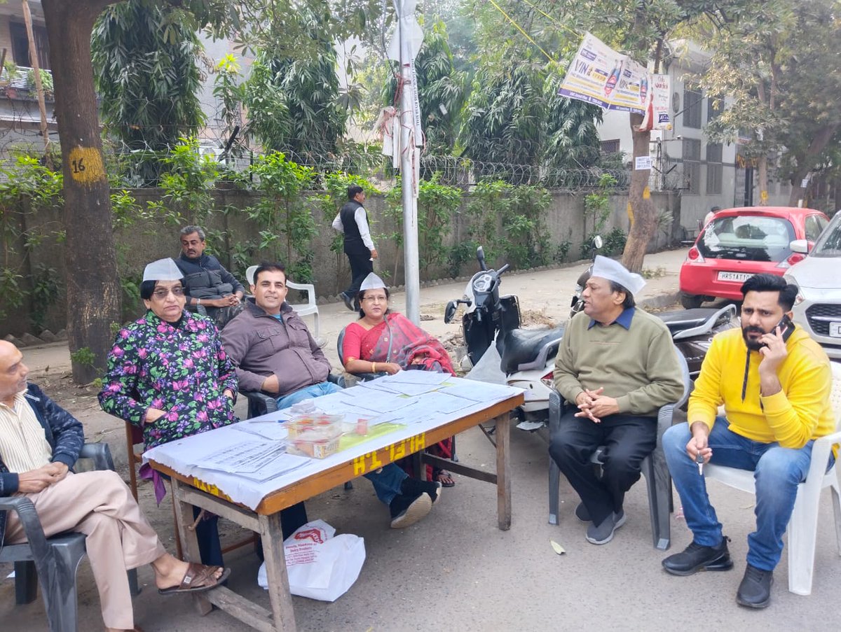 varma_rakhi's tweet photo. #वार्ड 205 #आईपीएक्सटेंशन में अलग अलग #PollingStation पर जाकर सहयोगियों को साथ दिया।
#MCDElection
#4thDec.2022
@ArvindKejriwal @msisodia @AtishiAAP @vaibhav4aap @AamAadmiParty https://t.co/rghit5xshK