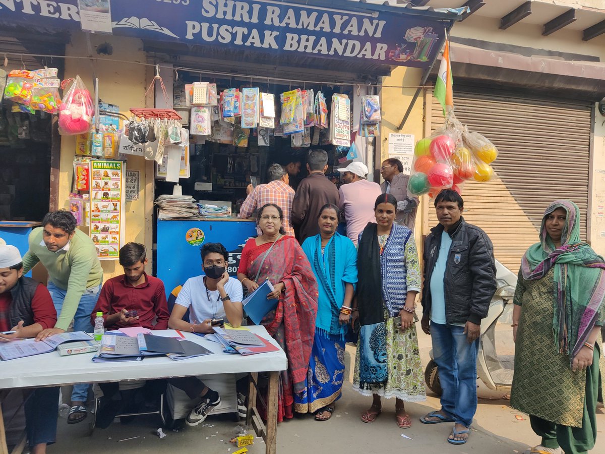varma_rakhi's tweet photo. #वार्ड 205 #आईपीएक्सटेंशन में अलग अलग #PollingStation पर जाकर सहयोगियों को साथ दिया।
#MCDElection
#4thDec.2022
@ArvindKejriwal @msisodia @AtishiAAP @vaibhav4aap @AamAadmiParty https://t.co/rghit5xshK