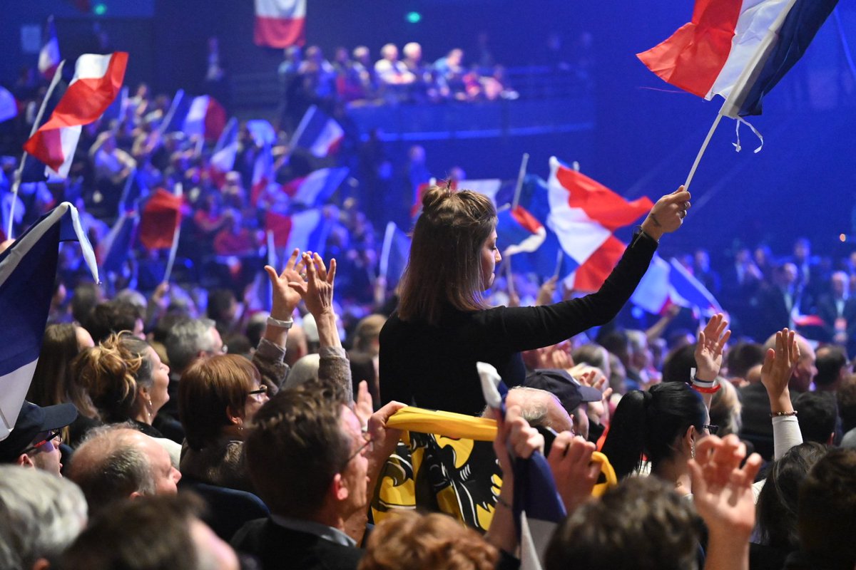 G_Peltier's tweet photo. Ils nous disaient seuls, ils nous croyaient incapables de passer le cap de la présidentielle, ils se moquaient de vos convictions, et pourtant vous êtes là, nombreux, par milliers autour d'@ZemmourEric, de @MarionMarechal, de @NicolasBay_ et de tous nos élus ! https://t.co/mFyIHFCJPh