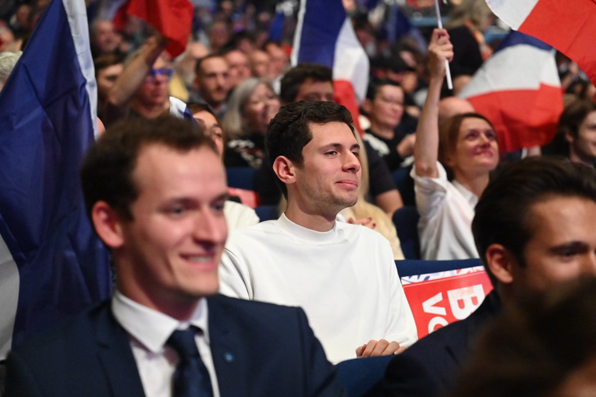 G_Peltier's tweet photo. Ils nous disaient seuls, ils nous croyaient incapables de passer le cap de la présidentielle, ils se moquaient de vos convictions, et pourtant vous êtes là, nombreux, par milliers autour d'@ZemmourEric, de @MarionMarechal, de @NicolasBay_ et de tous nos élus ! https://t.co/mFyIHFCJPh