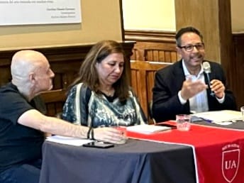 ElPeruEnChile's tweet photo. La Embajada del Perú realizó la presentación del libro "La Costa de los Espejos. Crónicas limeño-santiaguinas" de @RomuloAcurio, realizado en Universidad @autonomadechile. @CancilleriaPeru @Minrel_Chile #DiplomaciaCulturalPerú https://t.co/e1JeHCHKgY