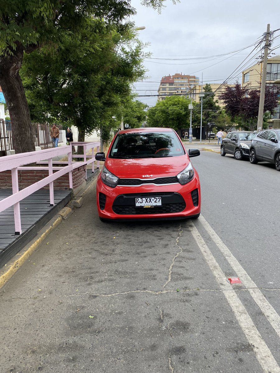 Y seguimos sin aprender, estacionado en la ciclovía el perla. #VinadelMar <a href="/mfc_valpo/">Furiosos Ciclistas Porteños</a>