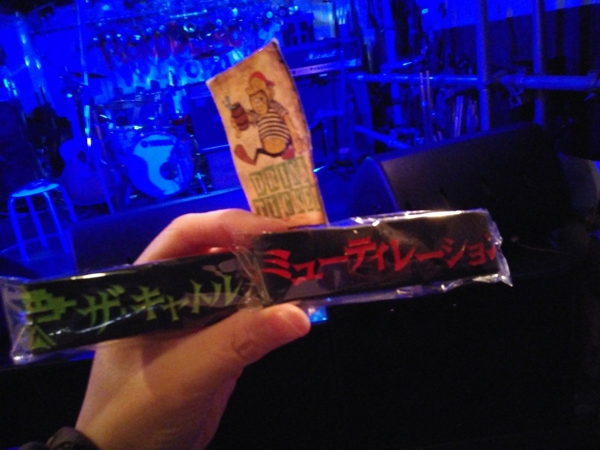 Reiko26940219's tweet photo. 夜は久々ライブ🎸
おまけもらって
セトリもらって
ギタリストさんと一緒に写真撮ってもらいました🤣
楽しい夜でした😉
#SUBDANCE https://t.co/tn3R1UGCad