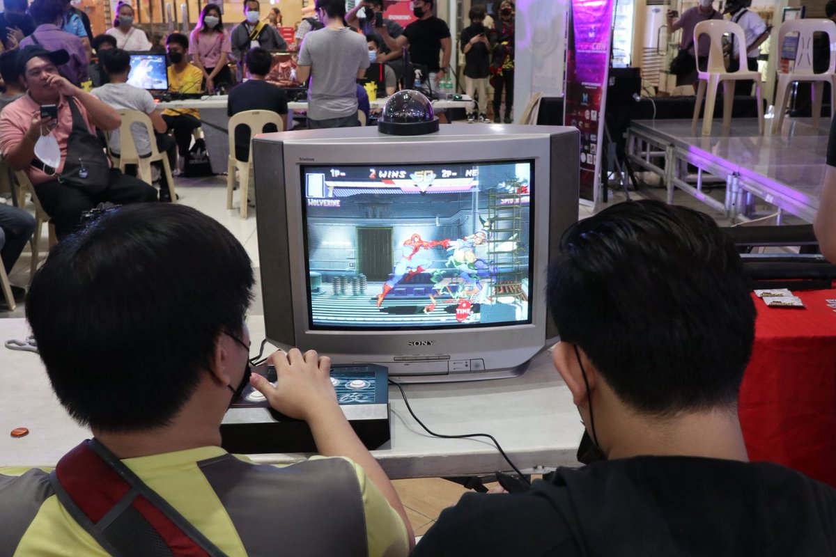 gamecenterjun's tweet photo. Brought the good stuff to #toficon2022 ! Dreamcast, CRTEmudriver PC, and Darksoft CPS2 on 3 different CRT displays. My back 😭 #crtgaming #retrogaming https://t.co/8Fsgzvjq41