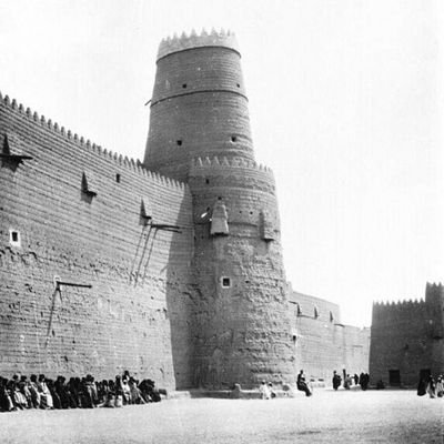 في مجلس الامير ابن رشيد  كان يردد دائما عبارة  يابلشة البلشات  فاحتار الموجودين من يقصد هل هي الزوجه النكديه؟ ام الجار المؤذي؟ ام الدًين ؟ فقال ابن رشيد هذا القريب الداني التلتلاني ان قدٌيته ماتلاك وان تليته ماقدًاك 
أي هو ابن العم الحقود الحسود ينقد ولايقود لايتبعك ولايسود