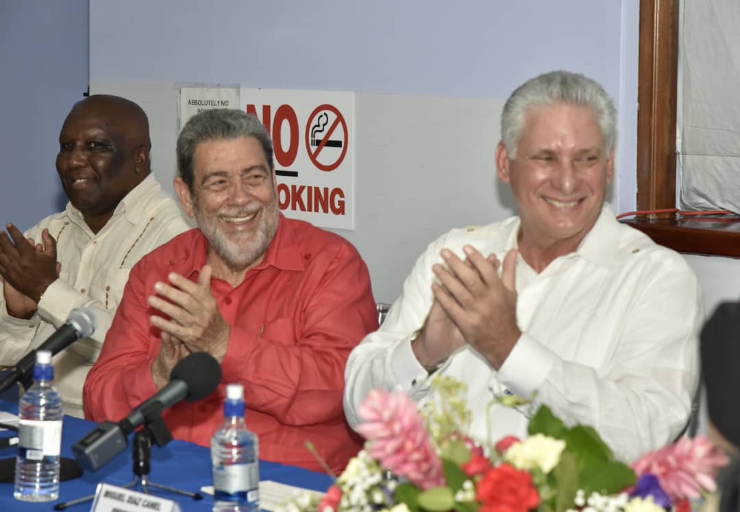 TaliaGonzlez42's tweet photo. Este domingo el presidente #cubano @DiazCanelB en su segunda jornada de visita oficial a San Vicente y las granadinas recorrió el Centro de diagnóstico médico de alta tecnología de #Georgetown. 
Laboran de conjunto médicos cubanos y vicentinos.
#SomosCaribe https://t.co/BrFp4ylShX