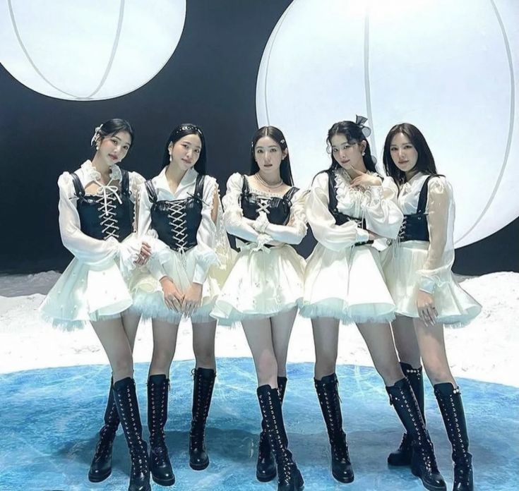 JIWT0PIA's tweet photo. RED VELVET https://t.co/WgZNurUCxa