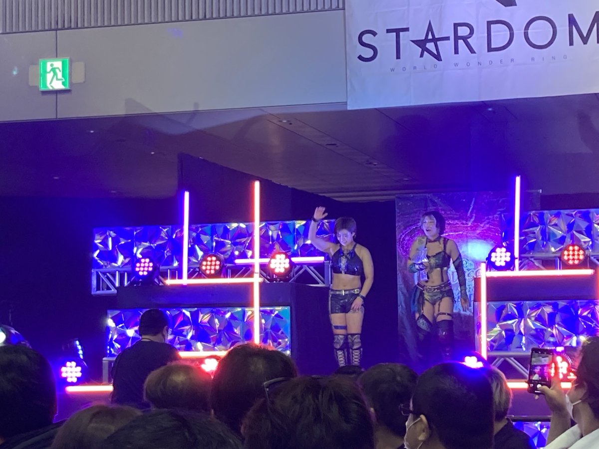 D325540818's tweet photo. 大好きなGod'sEyeの2人!!
迫力満点😁
亜美ちゃんのフィニッシュホールドヤバイくらいカッコいい!!
2人が声を掛け合う姿に感動😭
本当にバランスとれてるチーム🤗
何より笑顔がかわいい😍
#スターダム幕張メッセ
#GE
#NEWERAS
#MIRAI
#壮麗亜美
#あみらい
#笑顔がかわいい
#2人の絆に感動
#来年こそ https://t.co/Z4rw7ClyEz