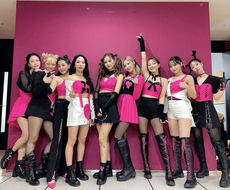 JIWT0PIA's tweet photo. TWICE https://t.co/MnJT1UUGvC