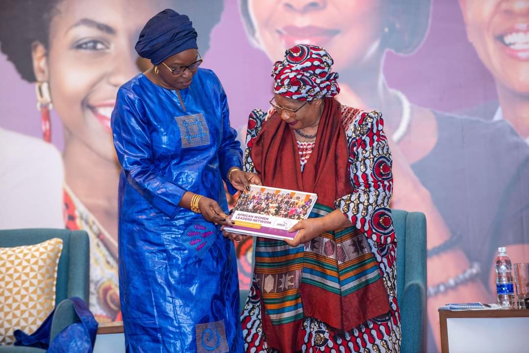 AWLNRSA1's tweet photo. Presentation of @AWLNetwork photo Album to President of #Tanzania, H.E Samia Suluhu Hassan, H.E Sahle Work Zewde, H.E Dr Joyce Banda @AUBinetaDiop @POEthiopia @SahleWorkZewde
#IGR2022 
#Zanzibar https://t.co/wKVlaaNmNr