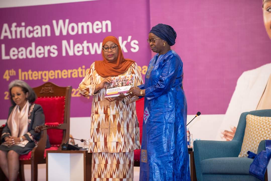 AWLNRSA1's tweet photo. Presentation of @AWLNetwork photo Album to President of #Tanzania, H.E Samia Suluhu Hassan, H.E Sahle Work Zewde, H.E Dr Joyce Banda @AUBinetaDiop @POEthiopia @SahleWorkZewde
#IGR2022 
#Zanzibar https://t.co/wKVlaaNmNr