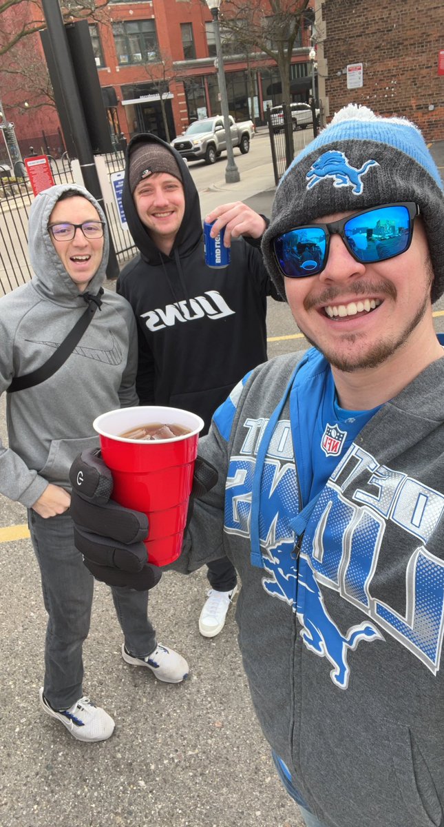 zach_harig's tweet photo. Let’s Go @Lions!!!! #JamoTime #OnePride https://t.co/DJDbMDCHzs