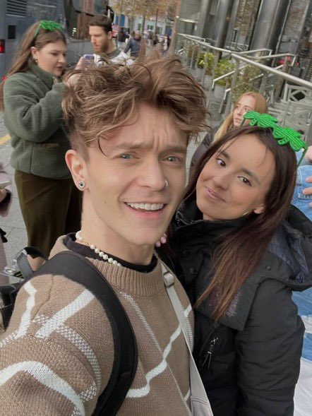 UpdatesCSJB's tweet photo. Con with fans (via @wallsmau @missingcon @mynameisandd) https://t.co/gRjXlImWhW