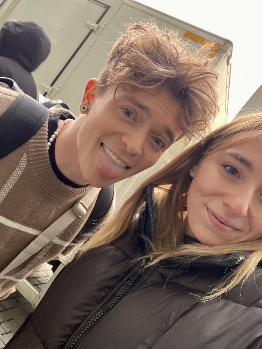 UpdatesCSJB's tweet photo. Con with fans (via @wallsmau @missingcon @mynameisandd) https://t.co/gRjXlImWhW