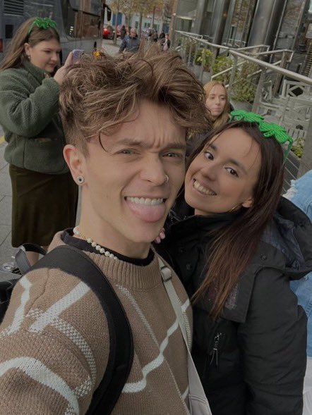 UpdatesCSJB's tweet photo. Con with fans (via @wallsmau @missingcon @mynameisandd) https://t.co/gRjXlImWhW