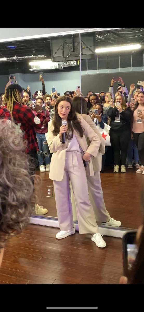 daniellerdaily's tweet photo. NEW | #DanielleRoseRussell at the cancelled #supersquadcon thank you so much to @alivia0927 who sent me these ❤️
She looked so beautiful! The whole cast and everyone deserved SO much better than how @eventsgoldrush handled the whole 'situation' and how they scammed them all https://t.co/x276mVbNdn
