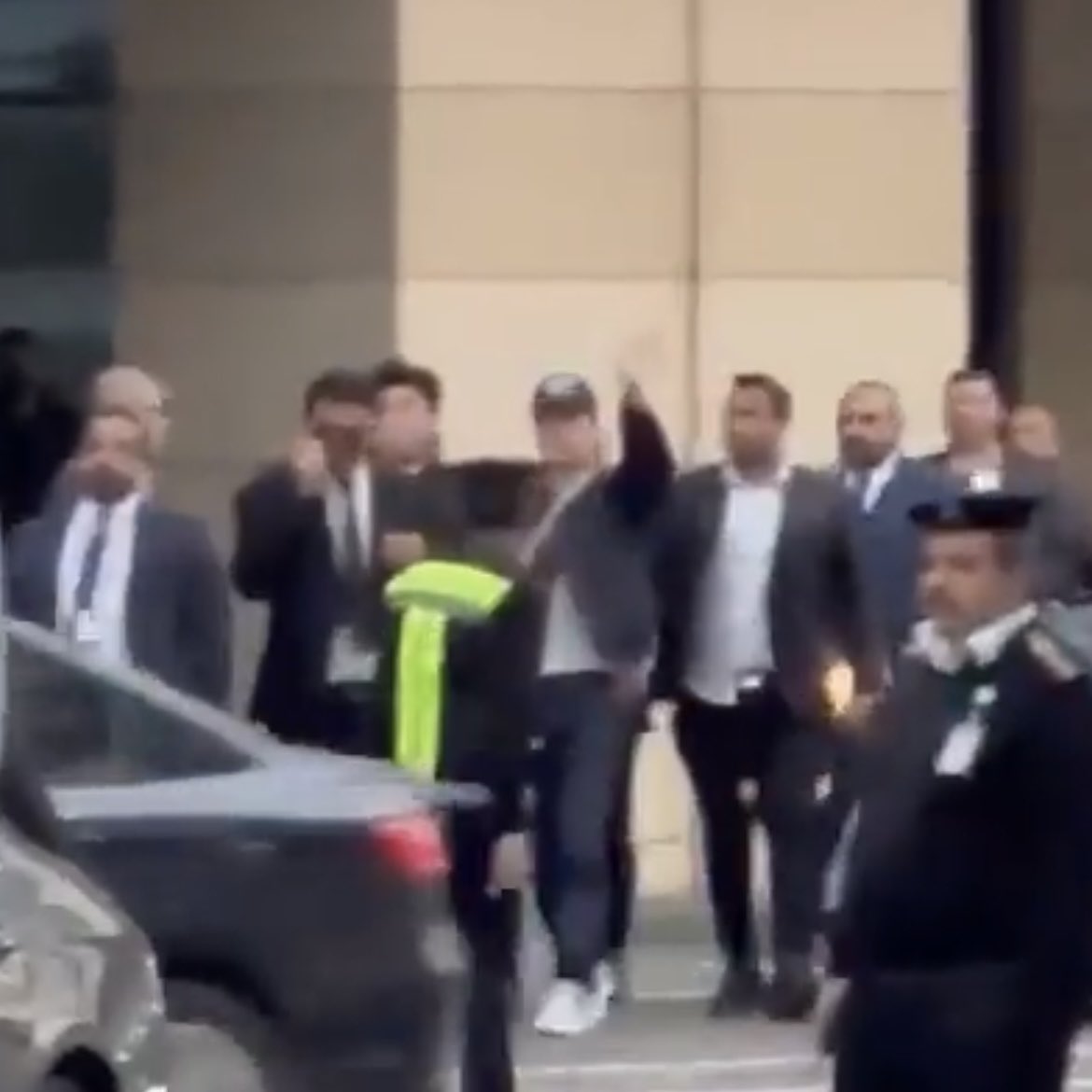 Egyptian_EXOL's tweet photo. We waited for you for 12 hours at the airport and finally we got you, oh sehun
 I can't believe I saw you Are you real Did you wave at me Did you smile at me I can't express my feelings
#ohsehun #sehun #diorinegypt #DiorMenFall23 #Dior #EXO #egyptionexol @weareoneEXO @Dior https://t.co/oTBhmPORwq