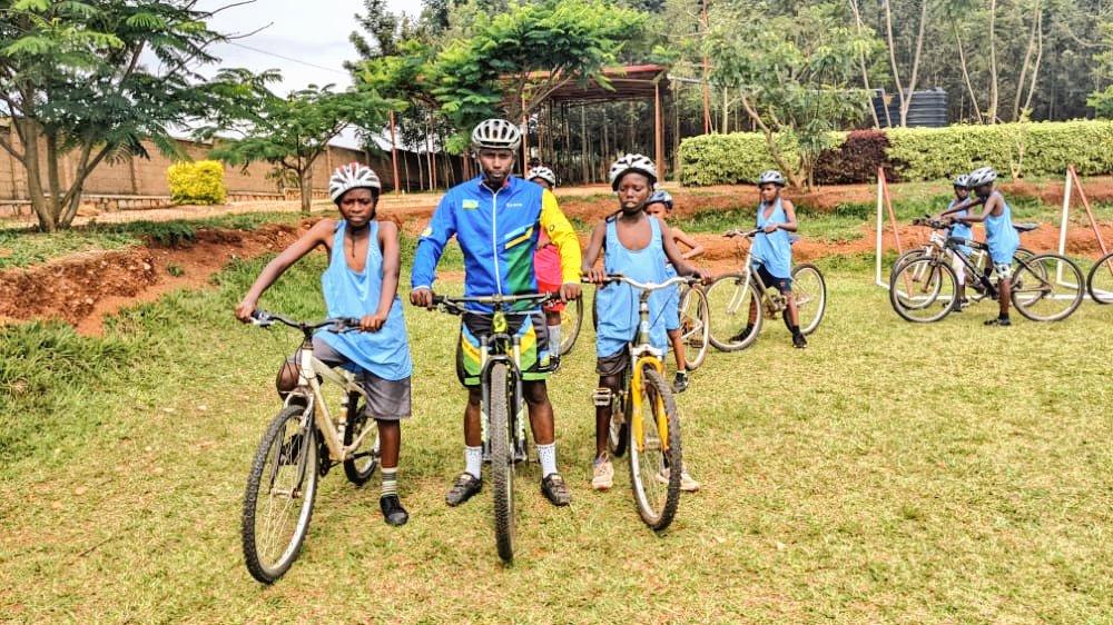 BugeseraC's tweet image. #RacingForChange:
Today, BCT, @cyclingrwanda in partnership with @RwandaOlympic have launched a youth development program to prepare cycling talents for 2026 Olympic games that will take place in Dakar. The project have stared with 30 kids (15boys &amp;amp;15girls) aged between 12 and 14