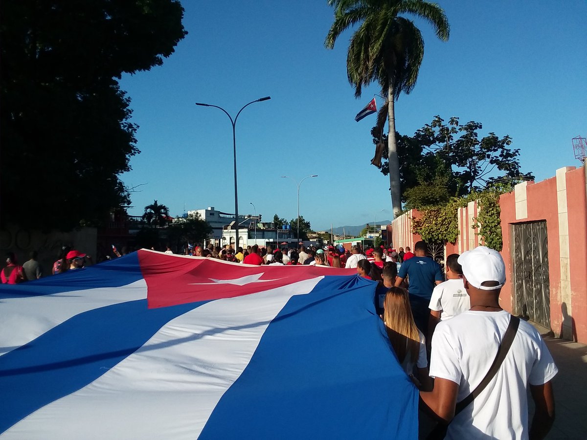 feupalmasoriano's tweet photo. Peregrinación por el 6to Aniversario de haber sidos inhumados las cenizas de nuestro eterno Comandante Fidel Castro.
Encabezaban la peregrinación los Delegados de la #UCM_SC y la #UO al #10CongresoFEU entre los que se encuentra @its_leo_ofic nuestro presidente FEU de la Filial https://t.co/qbS9uINmE3