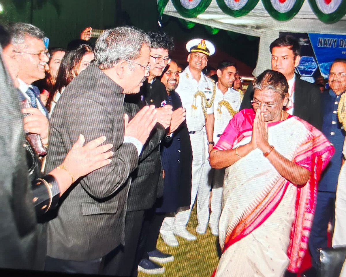 vptIndia's tweet photo. Chairman Visakhapatnam Port Authority, Sri K Rama Mohana Rao, IAS with Hon’ble President of India Smt. Droupadi Murmu at #NavyHouse in connection with visit of Hon'ble President to Visakhapatnam for attending #NavyDay2022 organized by Easter Naval Command @shipmin_india https://t.co/J3WOiRWKdu