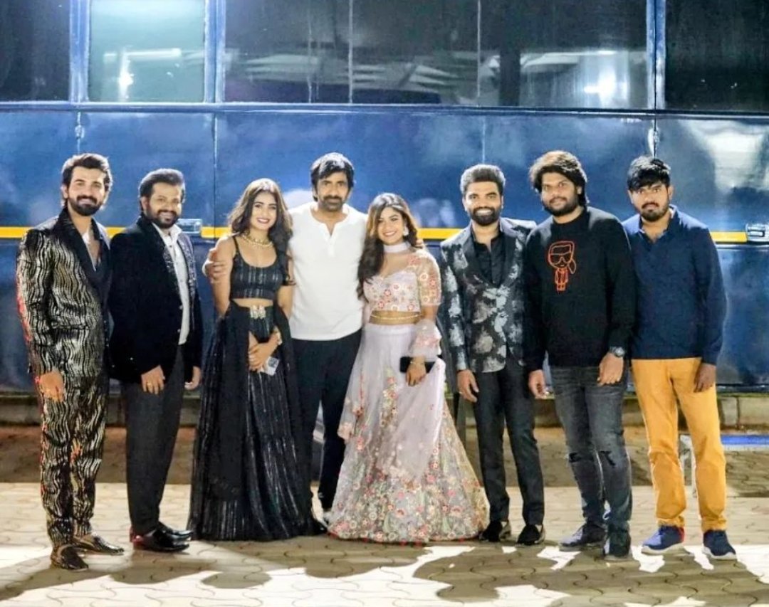 RavitejaPavan1's tweet photo. #Ravianna with #Dhee14 Team πβ€οΈ @RaviTeja_offl https://t.co/Hi8EAVyrnB