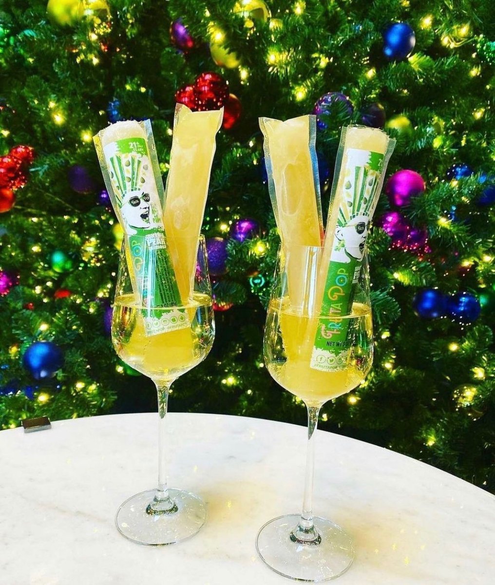 It’s beginning to look a lot like Christmas!🎄🎁 Our favorite way to enjoy a glass of Prosecco, add a Prosecco POP or two! #christmas #prosecco
