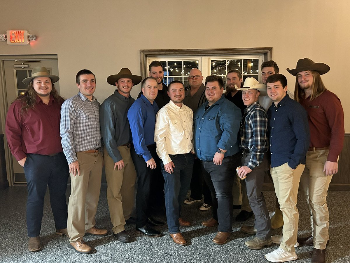 BigPappy_WETSU1's tweet photo. My man @BenHowell24 got married yesterday and some Jackets were there to show their love. It was a good time. Boys to Men! Good luck buddy! https://t.co/TCYwye4O7i