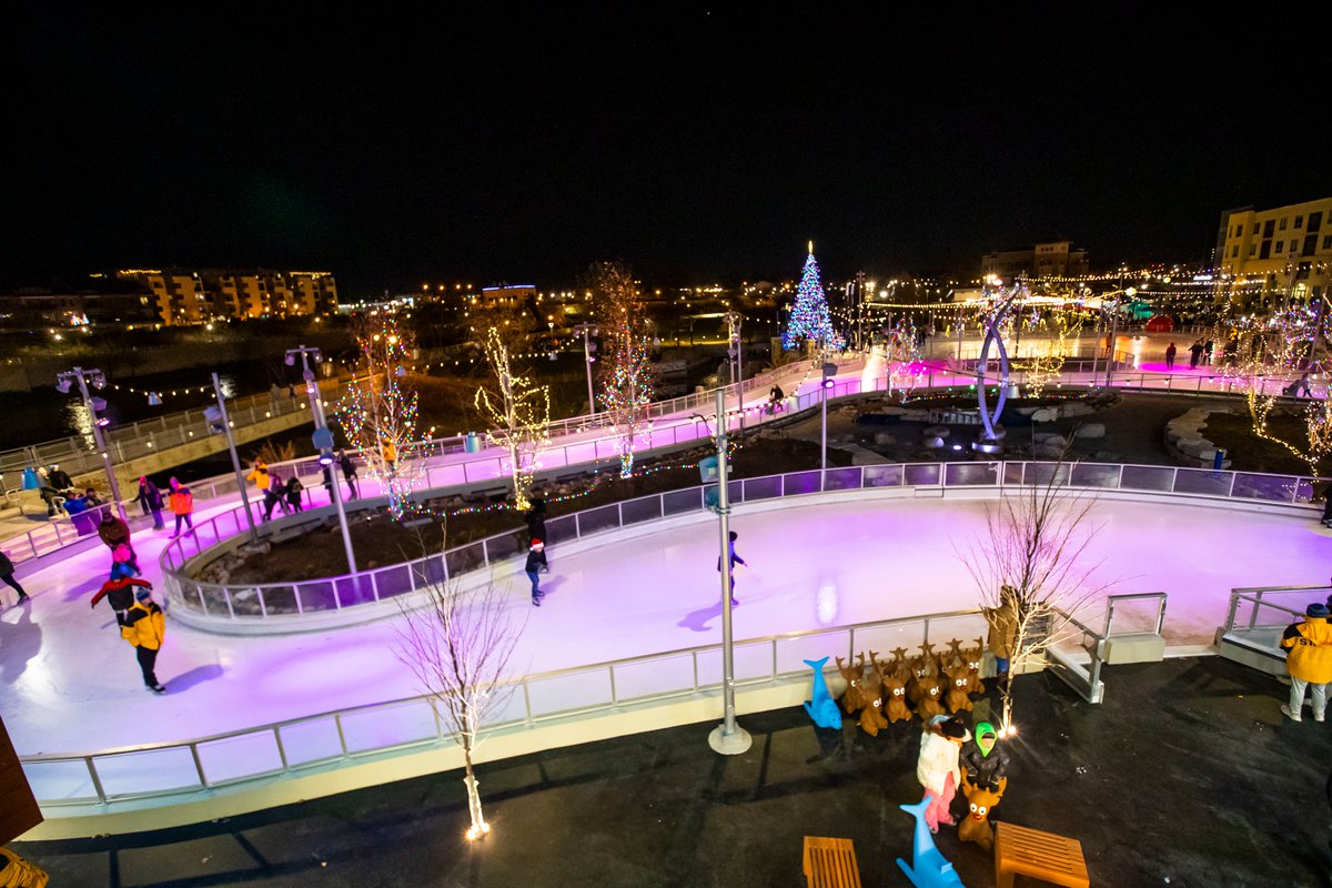 visitsouthbend's tweet photo. What a night at Winterfest!⛸🎄 Great crowds came out to officially open the brand new Ironworks Ice Rink in downtown Mishawaka.
#OnlyinTheBend
@MishawakaParks @MishawakaMayor https://t.co/pZiqLdWrth