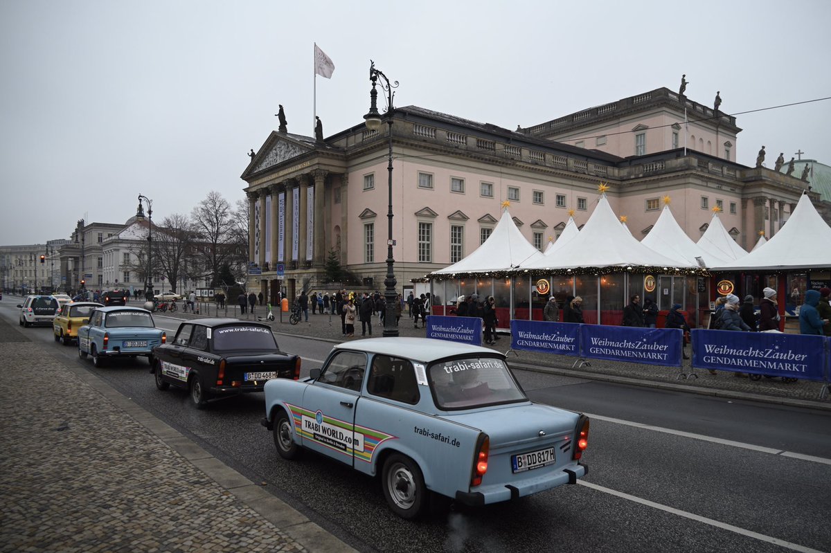 NiccoloTribolo's tweet photo. @StaatsoperBLN
#BrandenburgerTor 
#NeueWache 
#Staatsbibliothek
#Berlin
Heute. https://t.co/WSAfaDwvfy