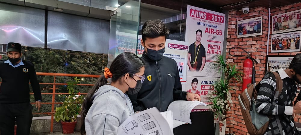 DhananjaiKm's tweet photo. Students can give a missed call to avial it at 7669-400-400
#aviralclasses #mishrasir #neet #mbbs #mision2023 #coaching #edtech #coaching #dehradun #Uttarakhand #haridwar #haldwani #bestcoaching #jee #iit #btech https://t.co/t18sTNagy5