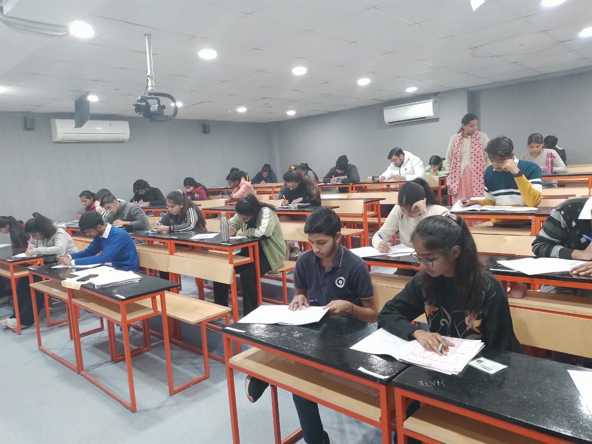 DhananjaiKm's tweet photo. Students can give a missed call to avial it at 7669-400-400
#aviralclasses #mishrasir #neet #mbbs #mision2023 #coaching #edtech #coaching #dehradun #Uttarakhand #haridwar #haldwani #bestcoaching #jee #iit #btech https://t.co/t18sTNagy5