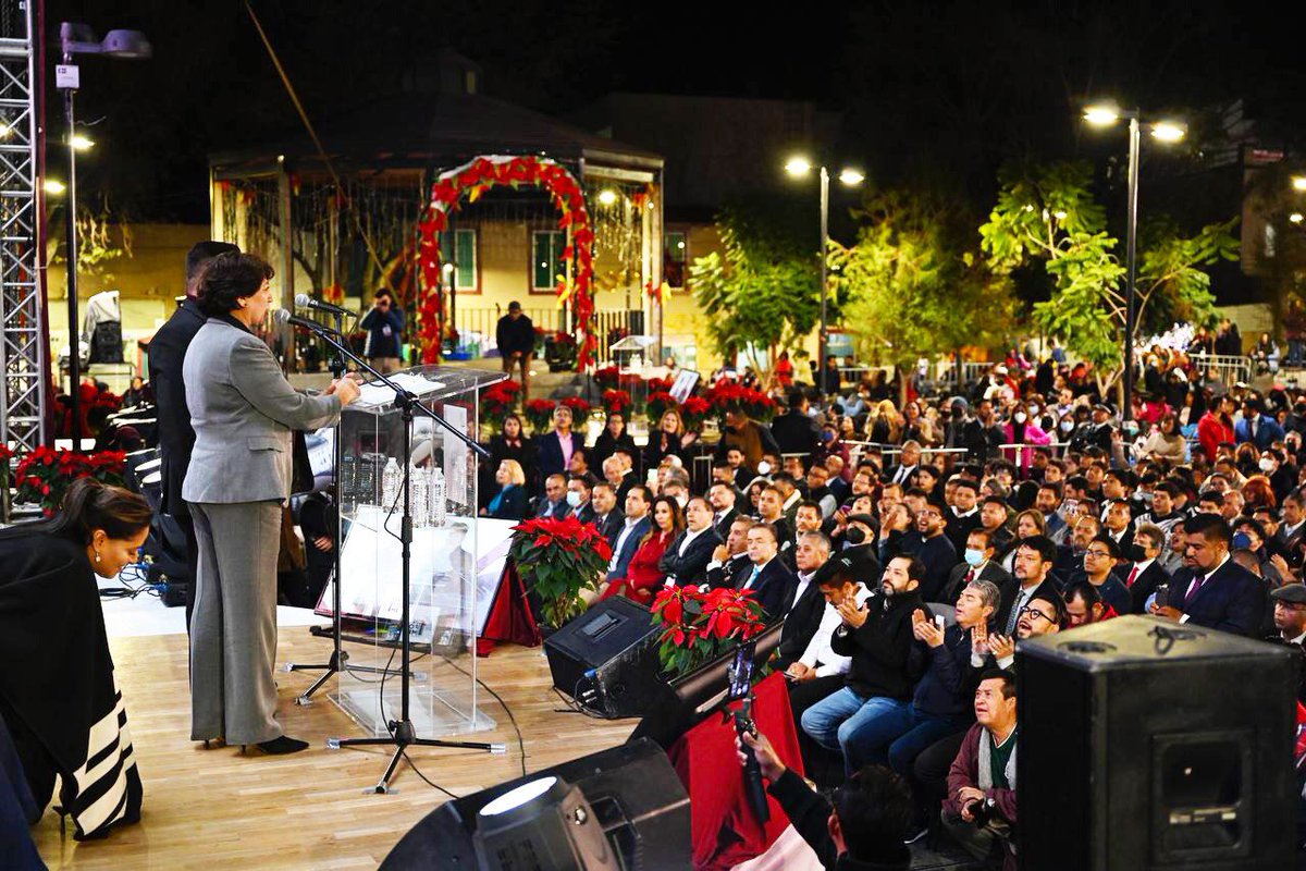 delfinagomeza's tweet photo. Con amor al #Edomex hacemos el cambio, como está ocurriendo en #NicolásRomero, donde asistí al Informe de Actividades de @ArmandoNLop. Las y los paisanos de este municipio han palpado la Transformación y por eso eligieron la continuidad de este proyecto. #DelfinaMexiquense https://t.co/6dMC8heVhJ
