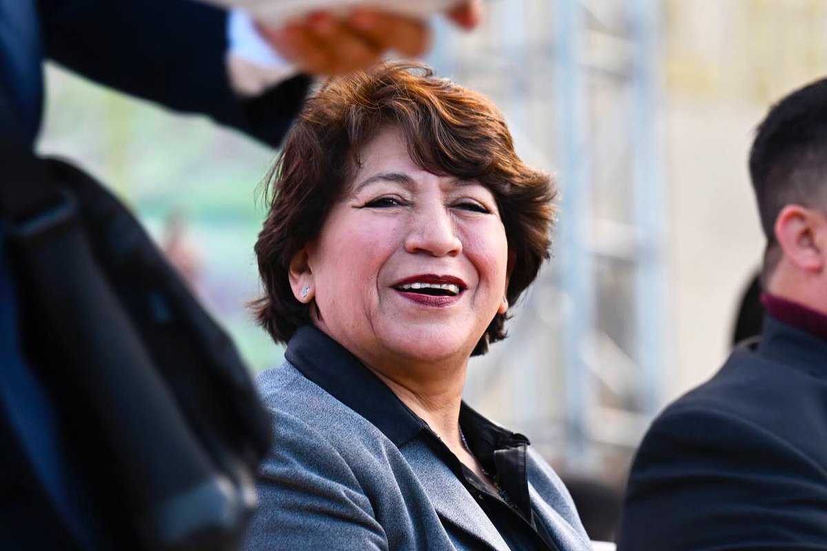 delfinagomeza's tweet photo. Con amor al #Edomex hacemos el cambio, como está ocurriendo en #NicolásRomero, donde asistí al Informe de Actividades de @ArmandoNLop. Las y los paisanos de este municipio han palpado la Transformación y por eso eligieron la continuidad de este proyecto. #DelfinaMexiquense https://t.co/6dMC8heVhJ