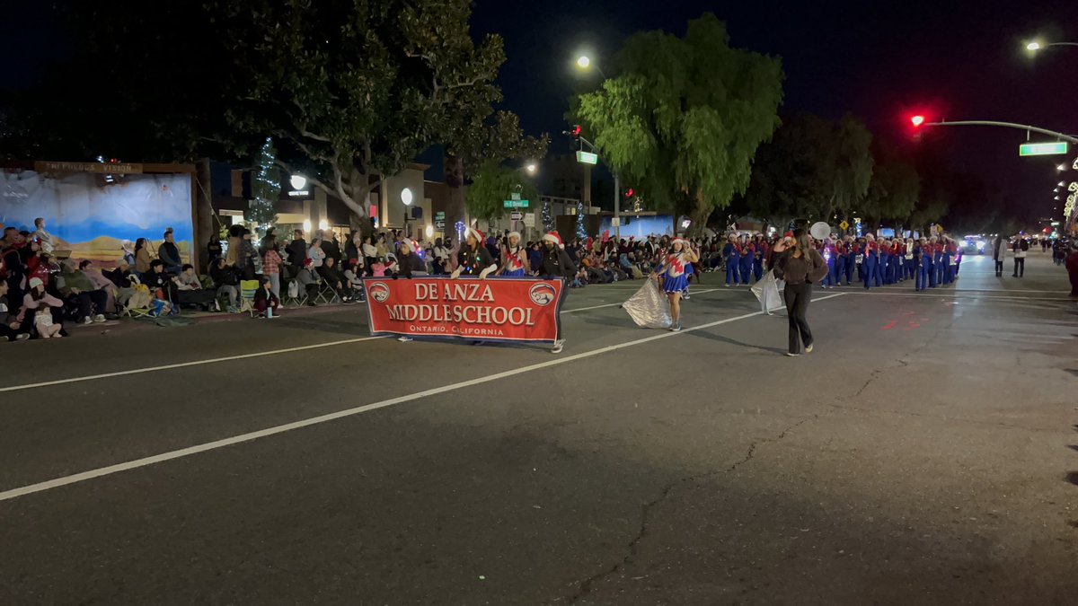 _WLJIII's tweet photo. Enjoyed myself last night being able to see my junior high students perform in the Upland Light Parade “De Anza Middle”  and to see my alma mater high school Colony Titans perform as well. #HappyHolidays #omsd #cohi https://t.co/HuYHYvkDQv