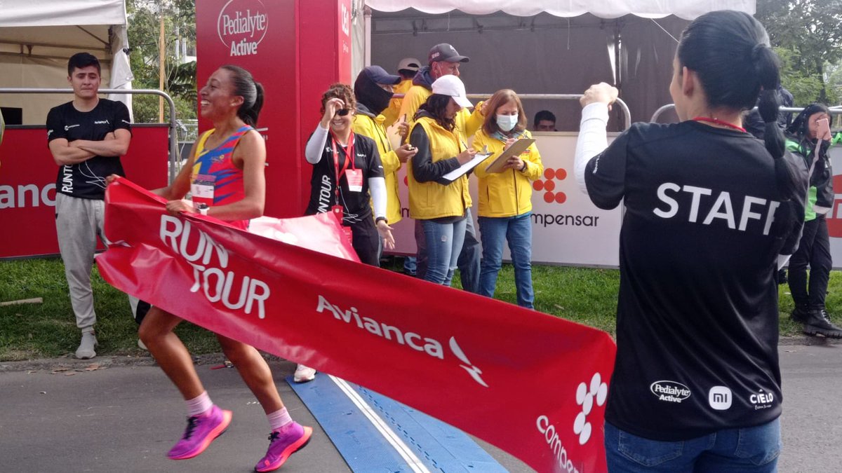 Compensar_info's tweet photo. #MaryZenaida es la primer mujer en cruzar la meta #RunTour2022. Un ejemplo de valor, esfuerzo y #BienestarIntegral 🧡. https://t.co/cmZbCzsnlY